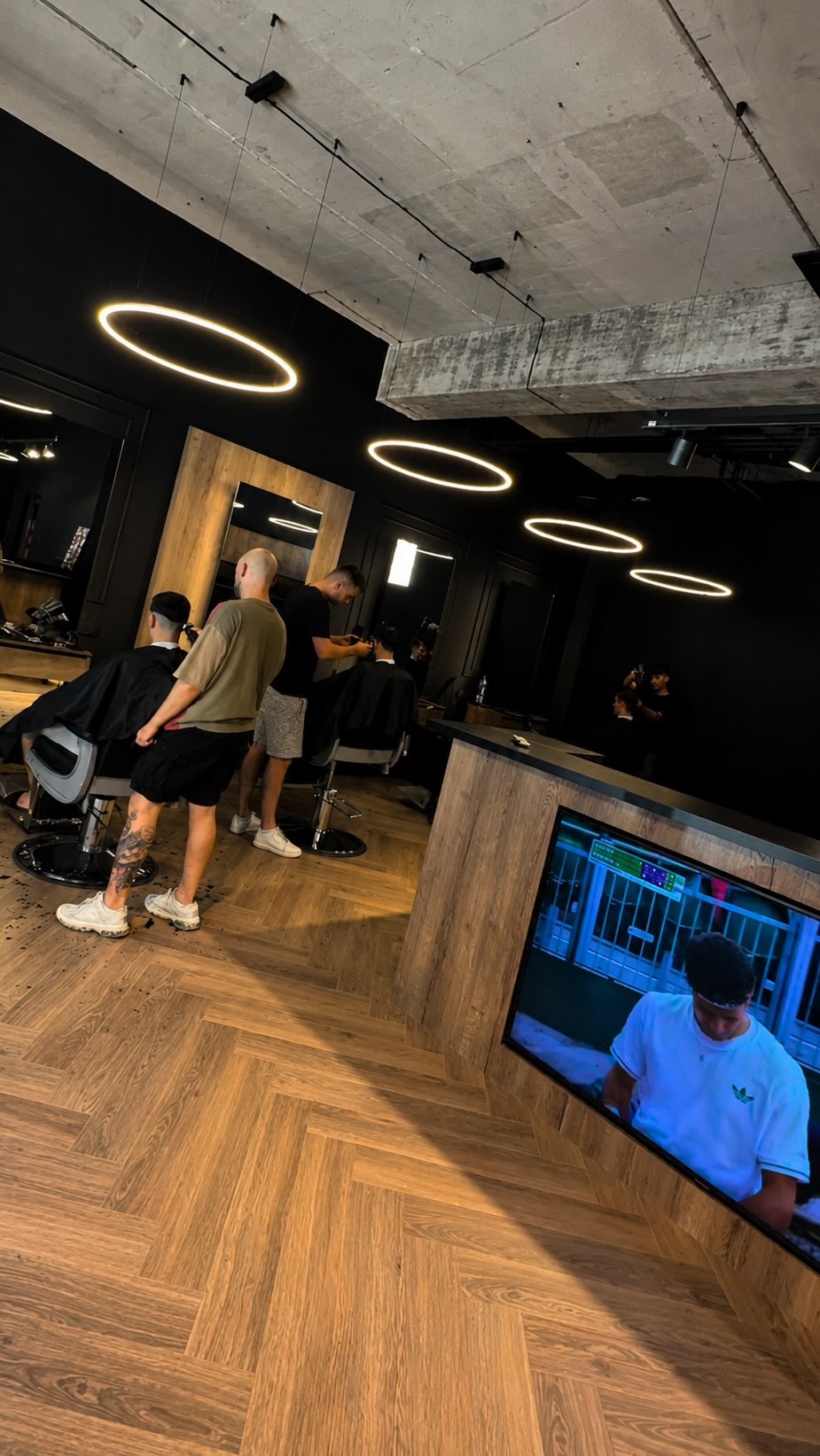 Interiér salónu MENSCLUB — barberi pri práci